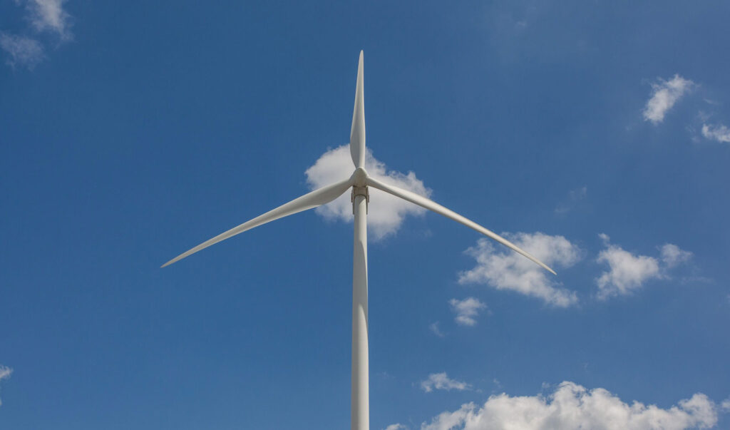 Windmuhle in einem blauen Himmel