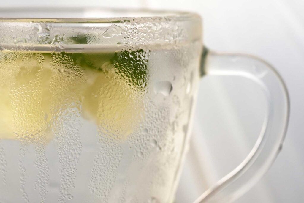 Wassertropfen auf einem kalten Getränkeglas